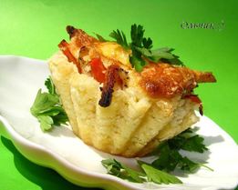 Закусочные рисовые тарталетки с запеченными овощами и куриным филе под сыром