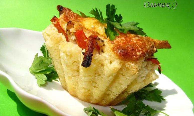 Рецепт закусочных рисовых тарталеток с запеченными овощами и куриным филе под сыром