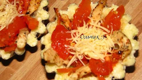 закусочные рисовые тарталетки с запеченными овощами и куриным филе под сыром