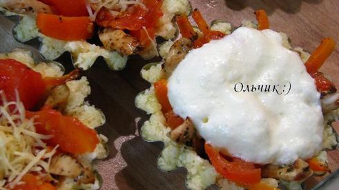 закусочные рисовые тарталетки с запеченными овощами и куриным филе под сыром