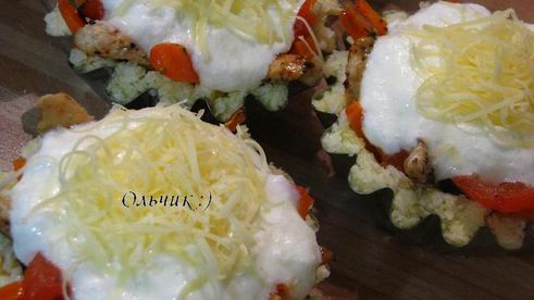 закусочные рисовые тарталетки с запеченными овощами и куриным филе под сыром
