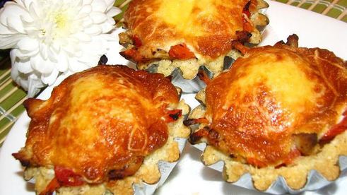 закусочные рисовые тарталетки с запеченными овощами и куриным филе под сыром