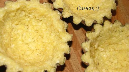 закусочные рисовые тарталетки с запеченными овощами и куриным филе под сыром