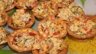 Закусочные тарталетки с копченой курицей