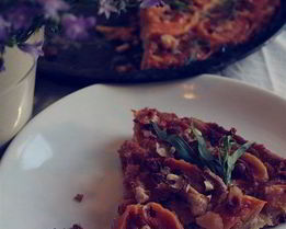 Абрикосовый тарт с медом и орехами