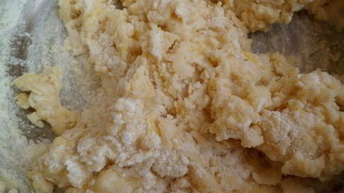 лимонный тарт с помидорками черри, моцареллой и бастурмой