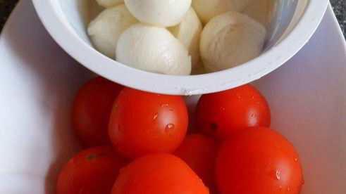 лимонный тарт с помидорками черри, моцареллой и бастурмой