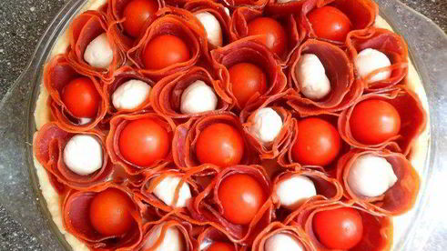 лимонный тарт с помидорками черри, моцареллой и бастурмой