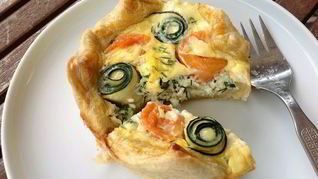 Маленькие тарты с лососем и цукини розами