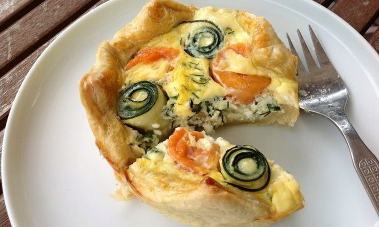 Рецепт маленьких тартов с лососем и цукини розами