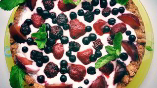 Шоколадно-творожный тарт-суфле с ягодами