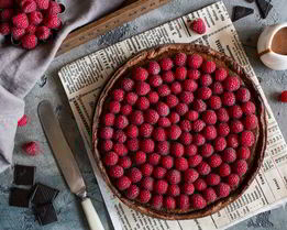 Шоколадный тарт с малиной