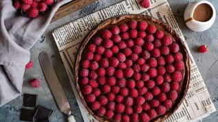 Шоколадный тарт с малиной