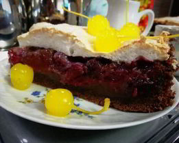 Шоколадный теплый тарт с вишнями и сливами