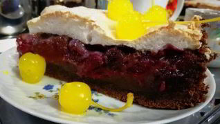 Шоколадный теплый тарт с вишнями и сливами