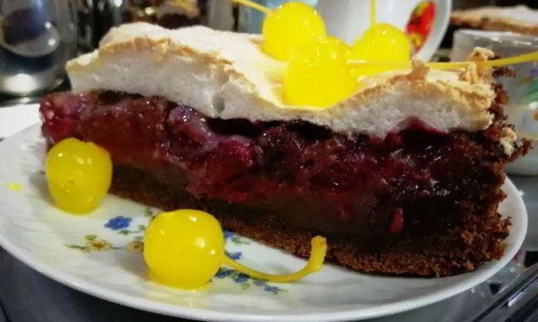 Рецепт шоколадного теплого тарта с вишнями и сливами