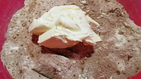 шоколадный теплый тарт с вишнями и сливами