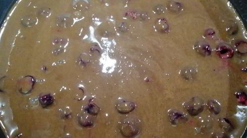 шоколадный теплый тарт с вишнями и сливами