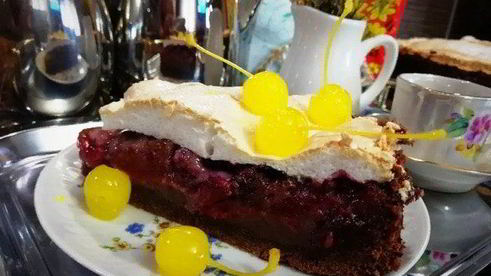 шоколадный теплый тарт с вишнями и сливами