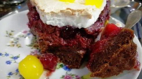 шоколадный теплый тарт с вишнями и сливами