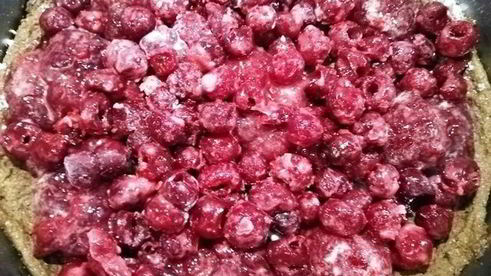 шоколадный теплый тарт с вишнями и сливами