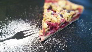 Сливовый тарт с фисташковым штрейзелем