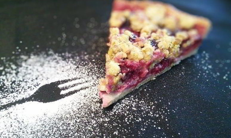 Рецепт сливового тарта с фисташковым штрейзелем