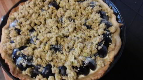 сливовый тарт с фисташковым штрейзелем