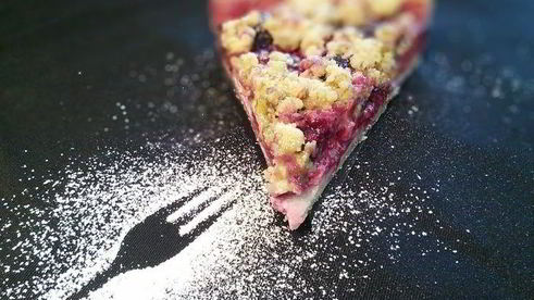 сливовый тарт с фисташковым штрейзелем