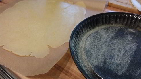 сливовый тарт с фисташковым штрейзелем