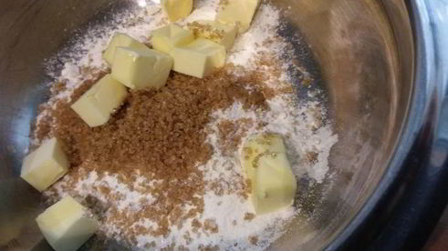 сливовый тарт с фисташковым штрейзелем