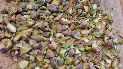 сливовый тарт с фисташковым штрейзелем