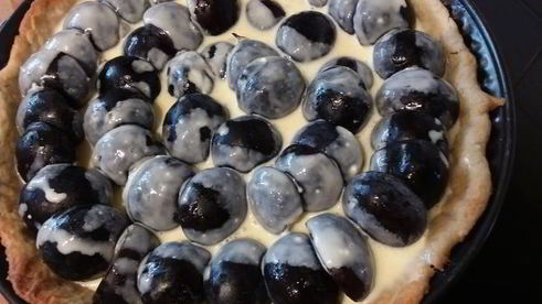 сливовый тарт с фисташковым штрейзелем