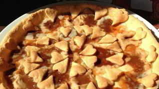 Тарт из творожного теста с карамельками