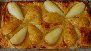 Тарт с грушами в абрикосовой глазури