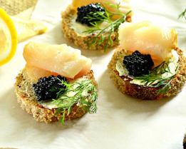 Тартинки с черной икрой и копченой рыбой