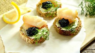 Тартинки с черной икрой и копченой рыбой