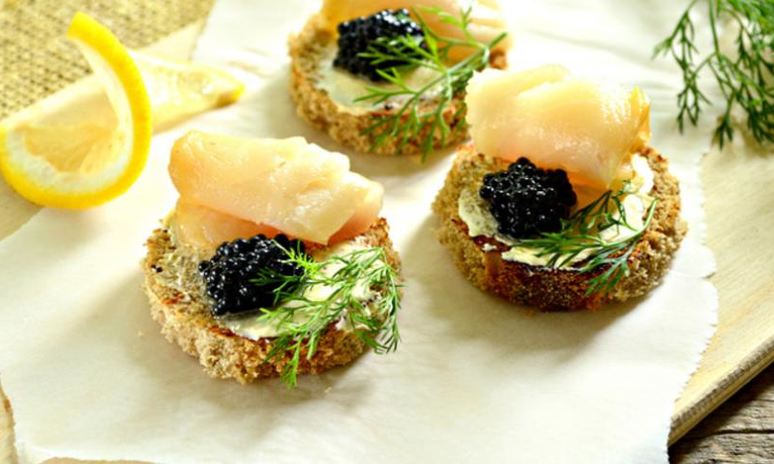 Рецепт тартинок с черной икрой и копченой рыбой