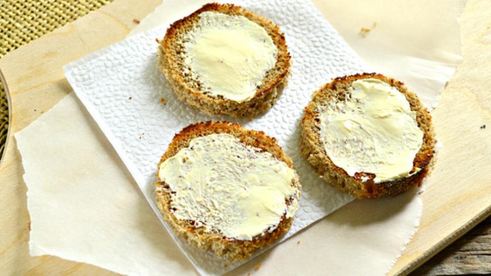 тартинки с черной икрой и копченой рыбой