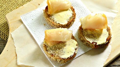 тартинки с черной икрой и копченой рыбой