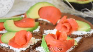 Тартинки с копченым лососем и авокадо