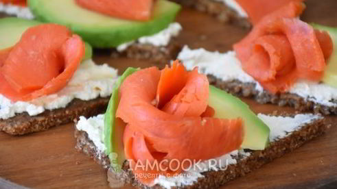 тартинки с копченым лососем и авокадо