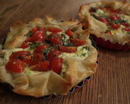 Тарты с творогом, помидорами черри и базиликом