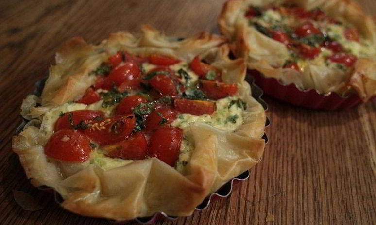 Рецепт тартов с творогом, помидорами черри и базиликом
