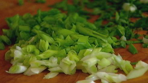 тарты с творогом, помидорами черри и базиликом