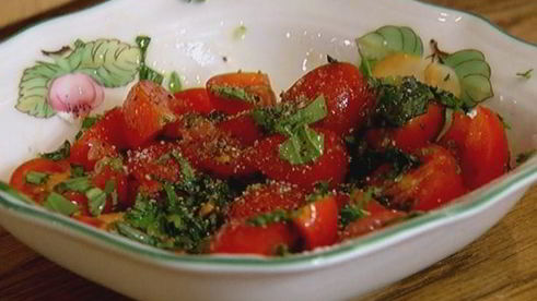 тарты с творогом, помидорами черри и базиликом