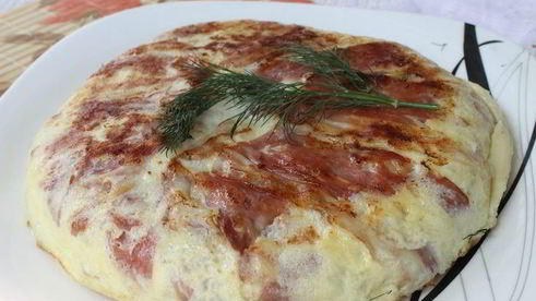 тортилья де пататас с беконом и зеленью