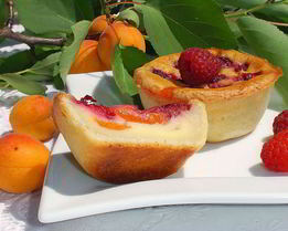 Творожные заливные корзиночки с абрикосами и малиной