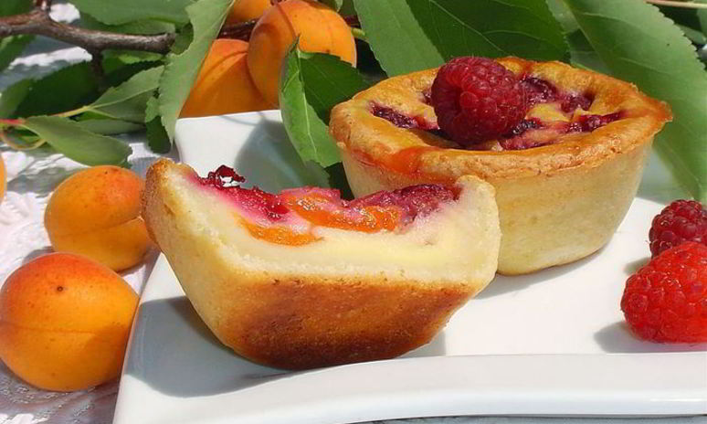 Рецепт творожных заливных корзиночек с абрикосами и малиной