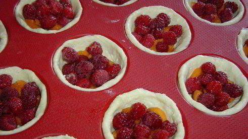 творожные заливные корзиночки с абрикосами и малиной